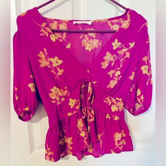 Beautiful top - Picture 2 of 3